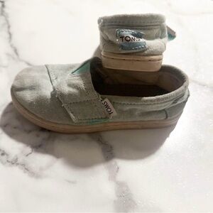 Girl’s size 8 Toms